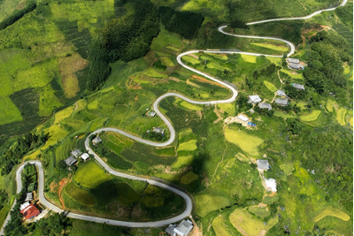 KHAU COC CHA PASS – WHERE THE ROAD’S CURVES MEET THE CLOUDS AND SKY