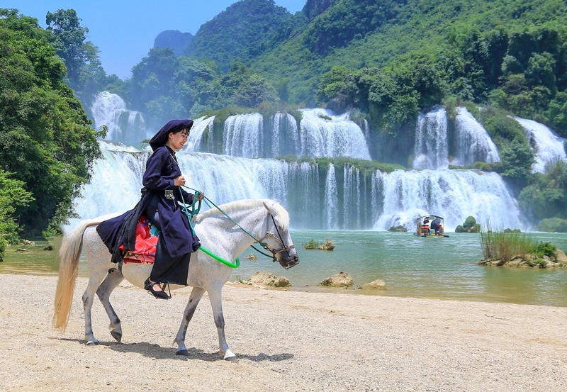 Ban Gioc Bamboo Raft – The Best Way to See Vietnam’s Iconic Waterfall