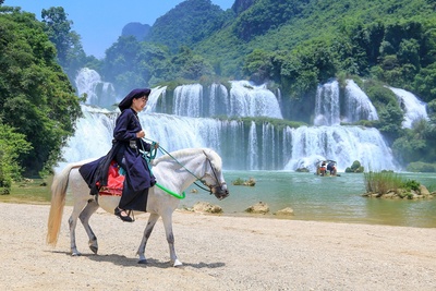 Ban Gioc Bamboo Raft – The Best Way to See Vietnam’s Iconic Waterfall