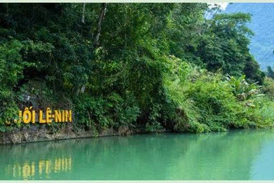 Suoi Lenin Cao Bang Discover the Peaceful Historical Heart