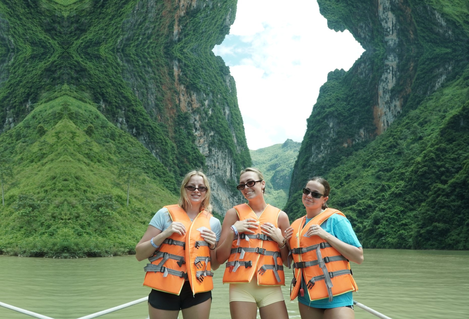 Day 3: Ma Pi Leng Pass - Boat Tour - Du Gia (B/L/D)