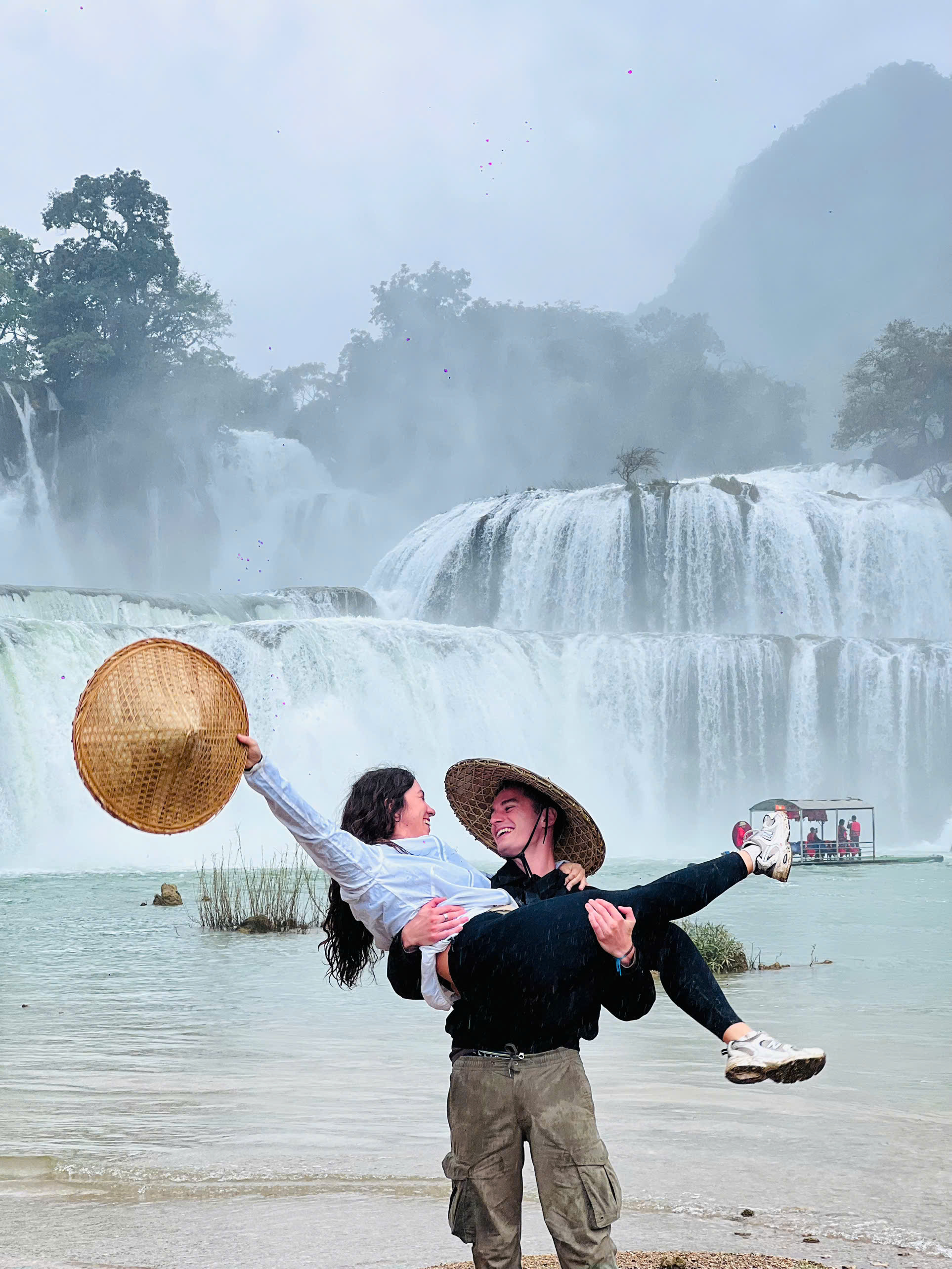 Chuyện tình đẹp tại Thác Bản Giốc