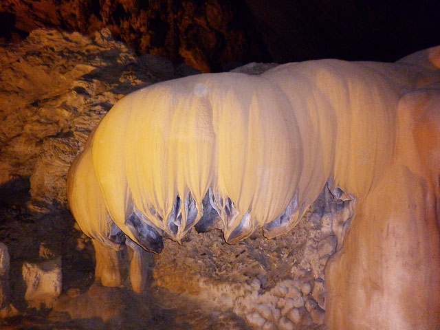 Nguom Ngao Cave