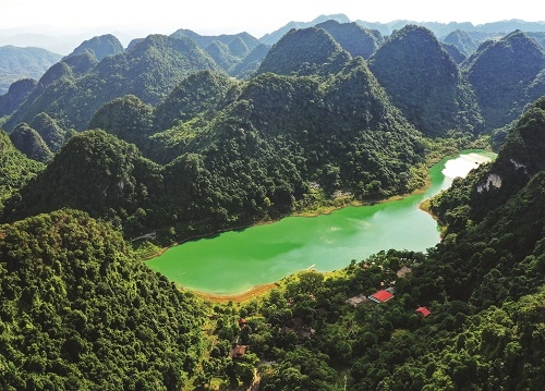 explore thang den lake with jasmine tour on ha giang loop