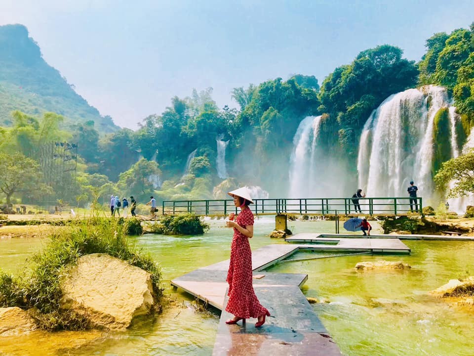 Ban Gioc Bamboo Raft ăe