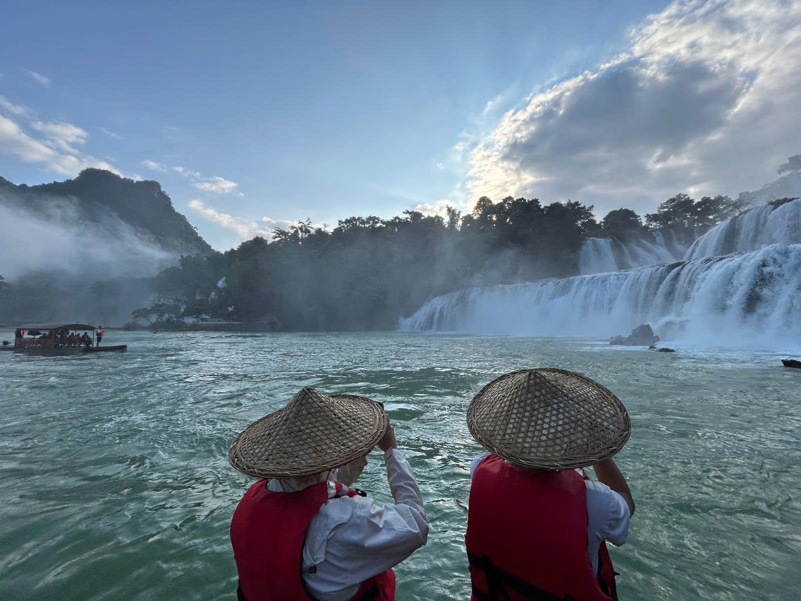 explore cao bang with jasmine tour on ha giang loop
