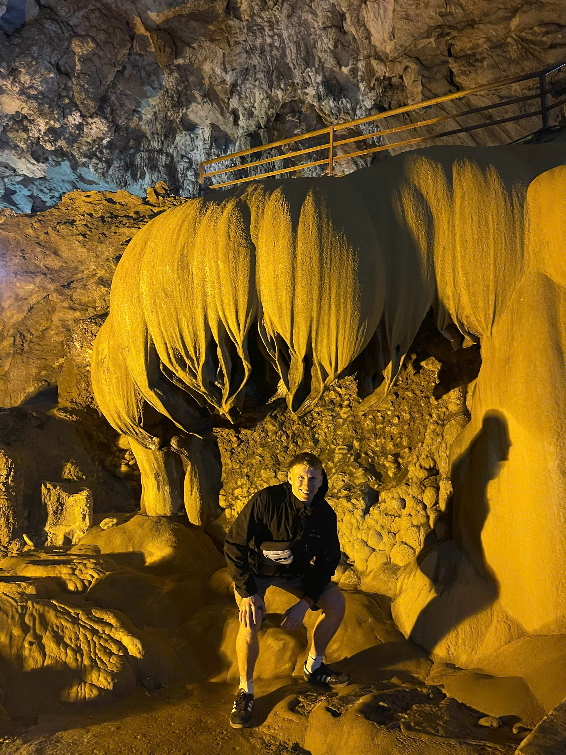 explore nguom ngao cave with jasmine tour ha giang loop