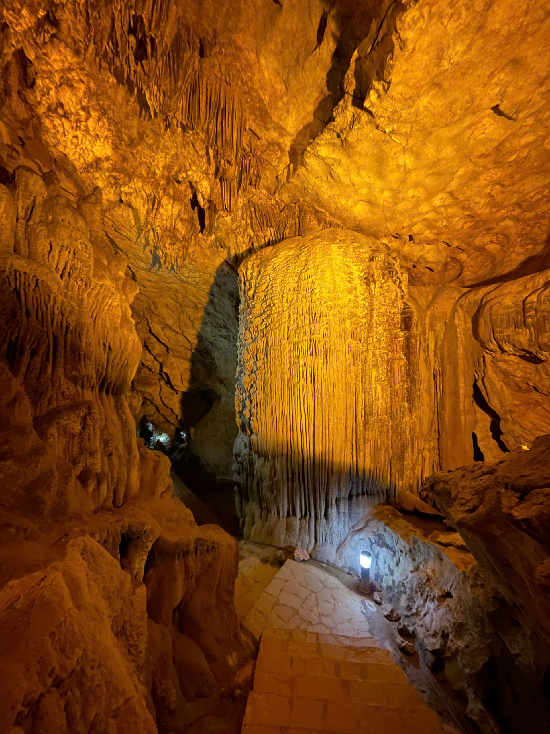 explore nguom ngao cave with jasmine tour ha giang loop