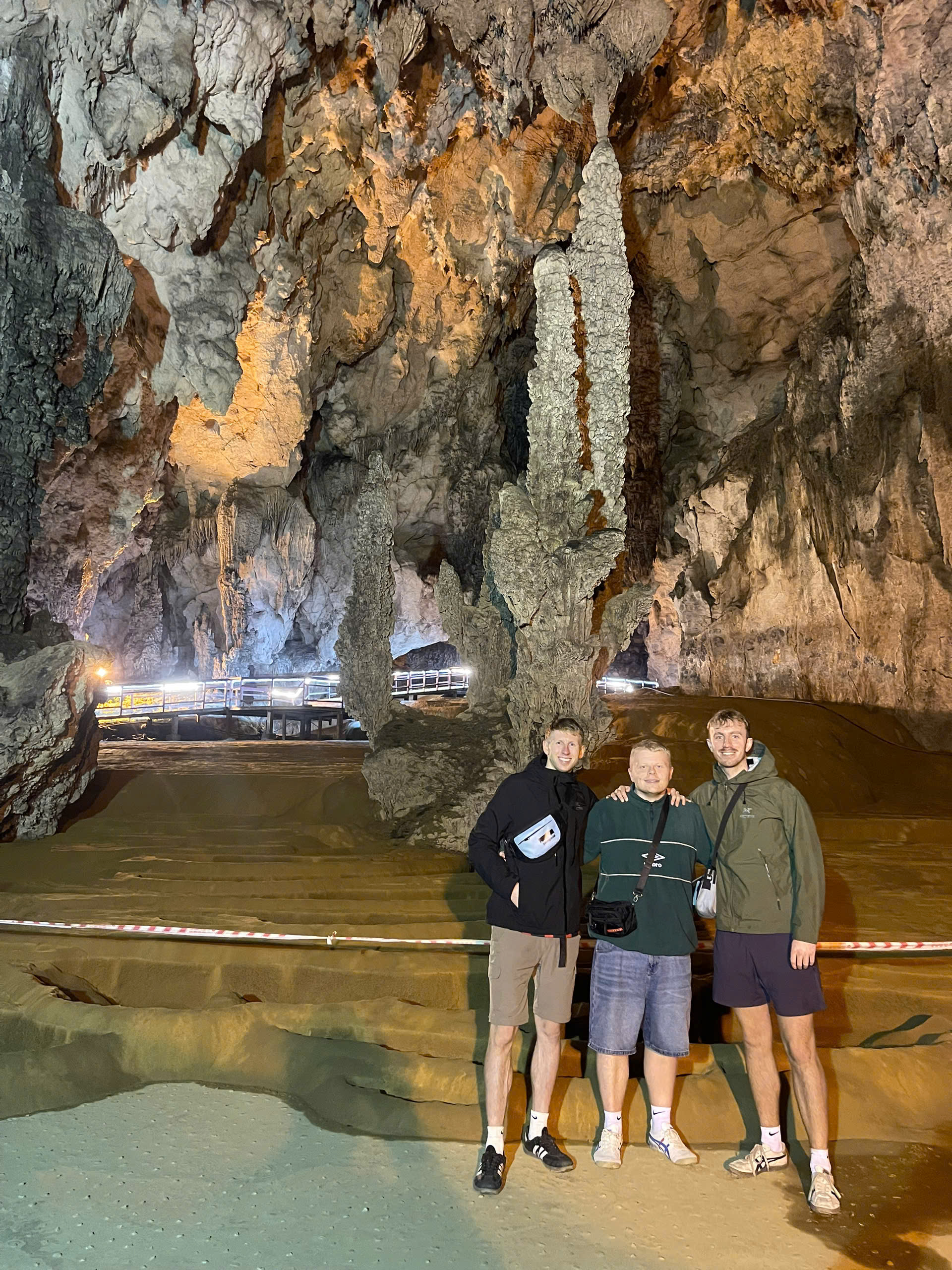 explore nguom ngao cave with jasmine tour ha giang loop
